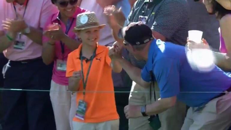 WATCH: Masters patrons go wild as Matt Kuchar gets hole-in-one, gives ball to kid