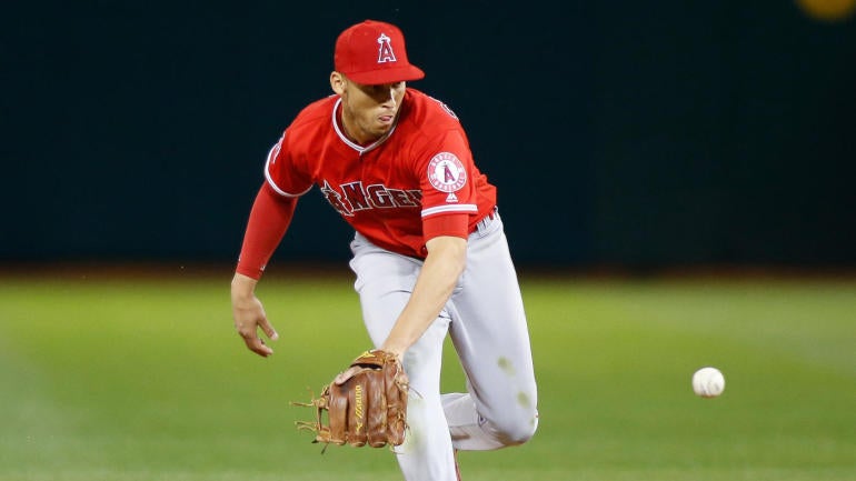 WATCH: Andrelton Simmons pulls a Javier Baez with leaping behind-the-back tag
