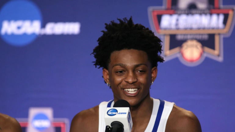 De'Aaron Fox accepts clever prom invitation from young Kentucky fan