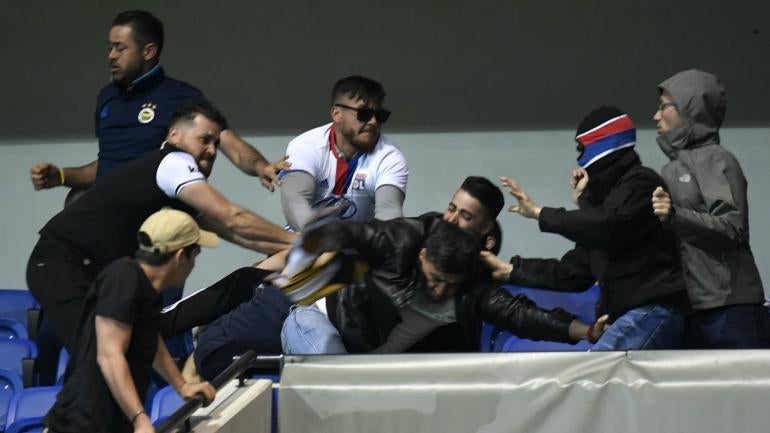 Europa League: Violence breaks out before Lyon vs. Besiktas, fans take refuge on field