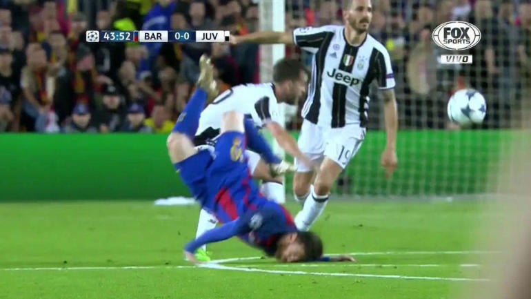 Barcelona vs. Juventus: Lionel Messi lands on his face during painful challenge