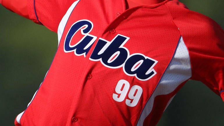 Top Cuban prospect Luis Robert declared an MLB free agent with White Sox ties