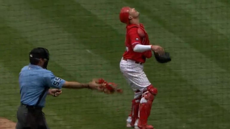 WATCH: MLB umpire makes smooth, nonchalant grab of flying catcher's mask