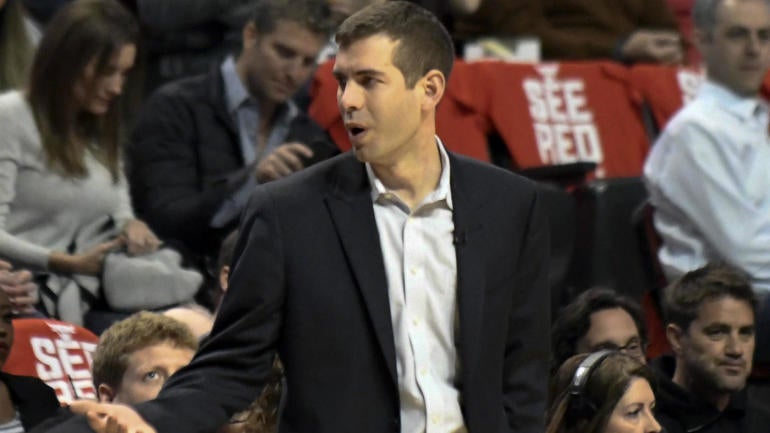 Celtics' Brad Stevens appears to say 'shut up' as Bulls fans chant 'fire Hoiberg'