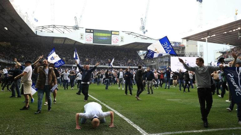 Tottenham 2-1 Manchester United: Spurs end White Hart Lane era with pitch invasion, party