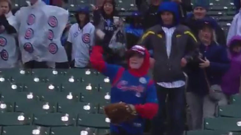WATCH: Cubs' Willson Contreras plays catch with young fan during rain delay