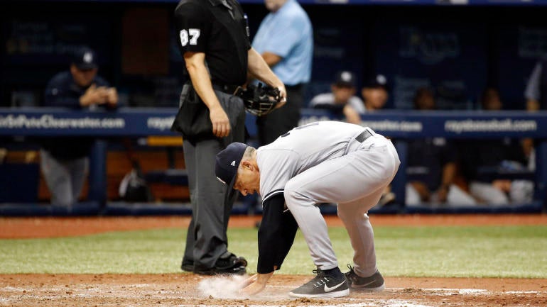 WATCH: Yankees' Girardi goes old-school, covers home plate in dirt following ejection