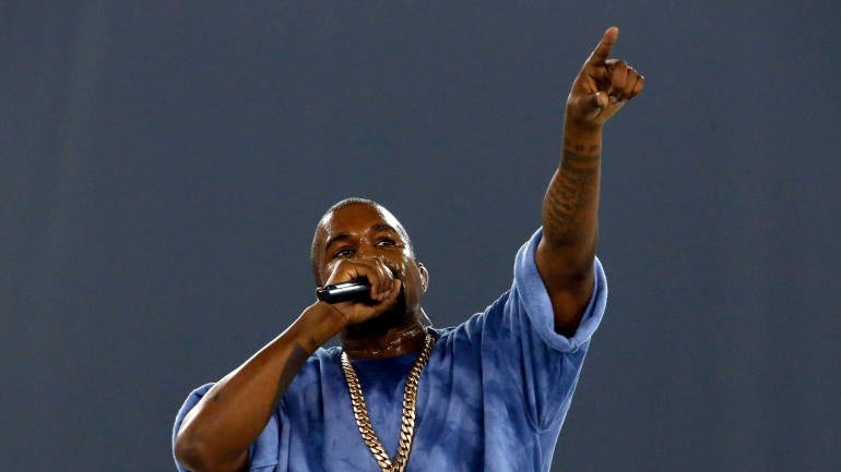 LOOK: Kanye West and 2 Chainz pose for photo with UCLA basketball team
