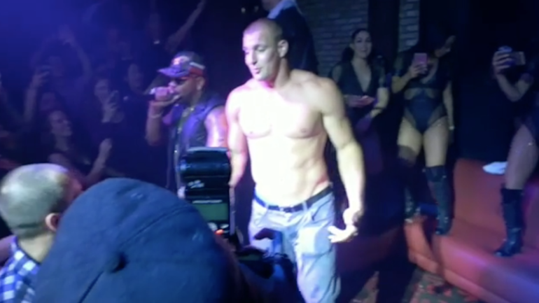 LOOK: Rob Gronkowski, friends rack up a $100,000 bar tab during weekend partying