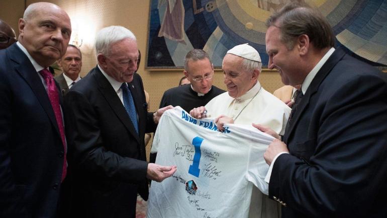 LOOK: Is Jerry Jones asking the Pope to help the Cowboys win a Super Bowl?