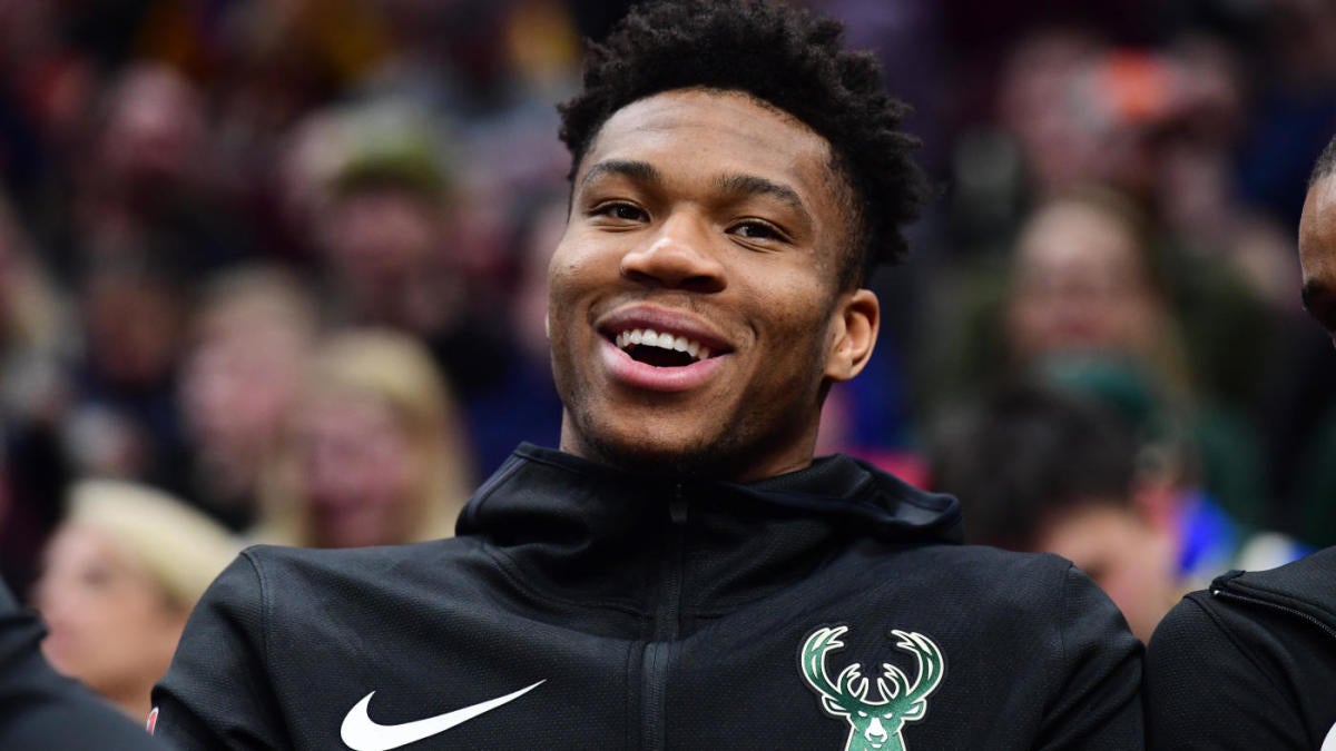 Bucks teammates got Giannis Antetokounmpo pens for his birthday to encourage him to sign extension - NewsOpener Bucks teammates got Giannis Antetokounmpo pens for his birthday to encourage him to sign extension