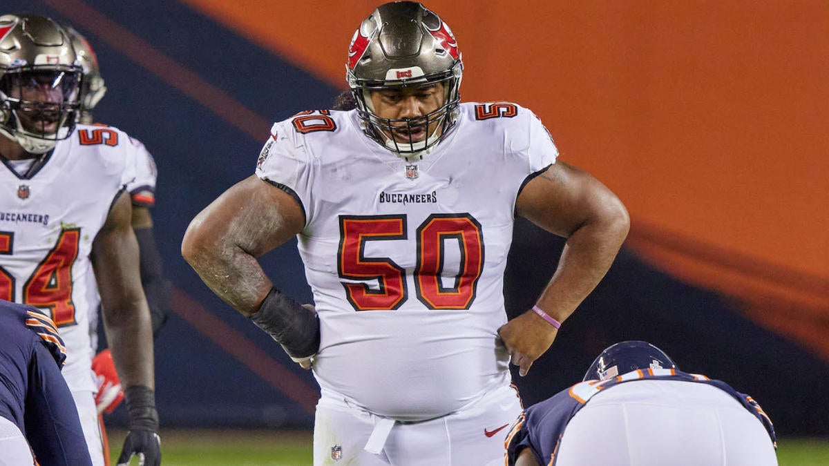 LOOK: Buccaneers' Vita Vea gets tooth knocked out against Colts, shows it off with a smile on sideline