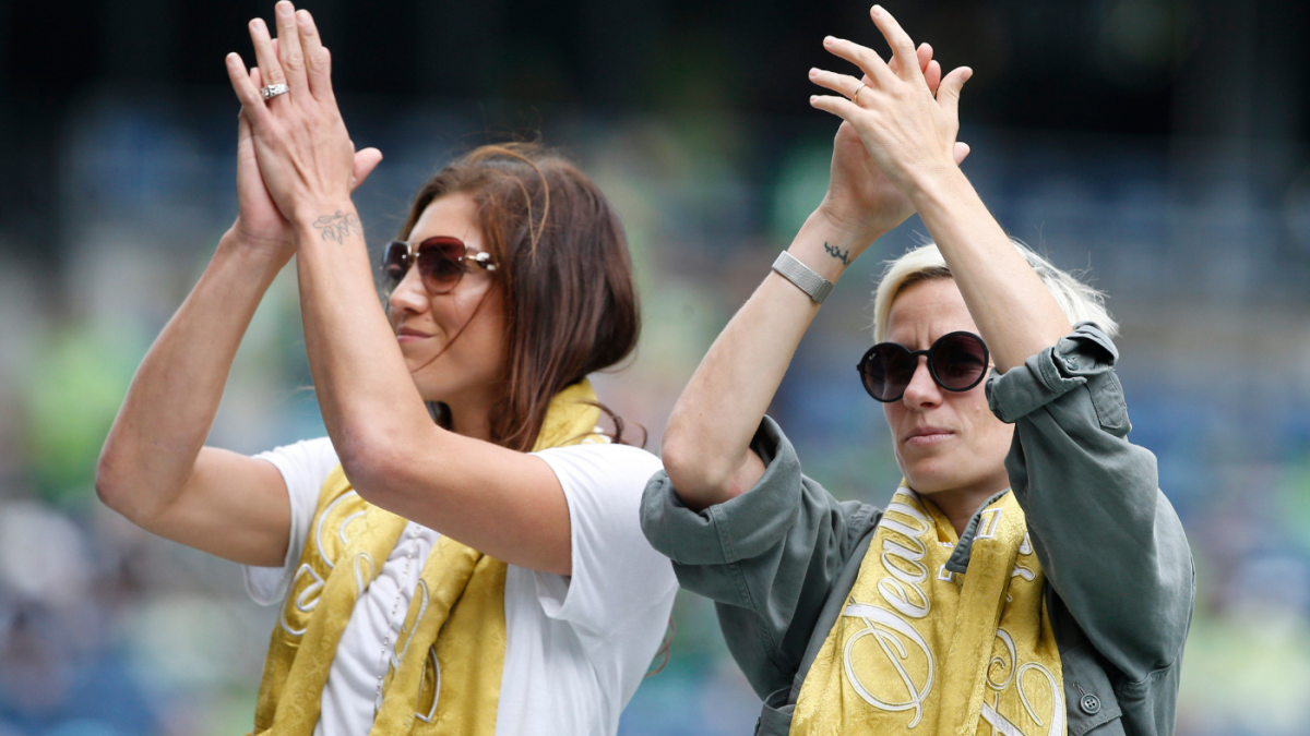 Hope Solo says she saw Megan Rapinoe 'bully' players into kneeling for anthem; but timeline doesn't add up - NewsOpener Hope Solo says she saw Megan Rapinoe 'bully' players into kneeling for anthem; but timeline doesn't add up