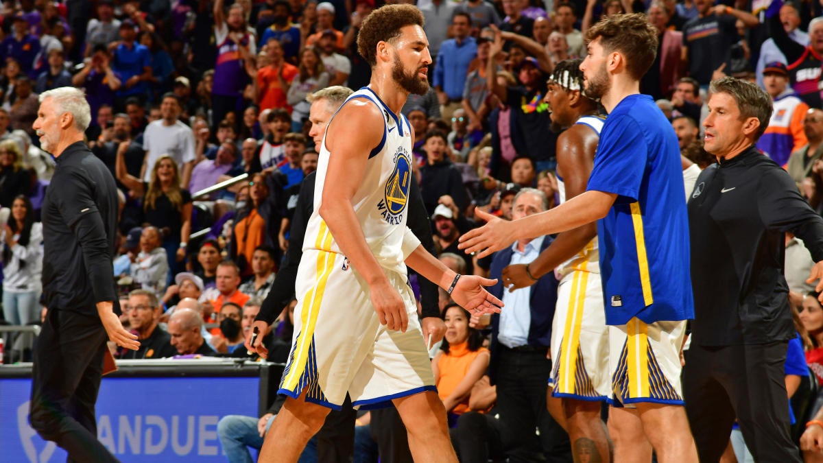 Klay Thompson's tough start to season continues, hit with first career ejection after spat with Devin Booker - NewsOpener