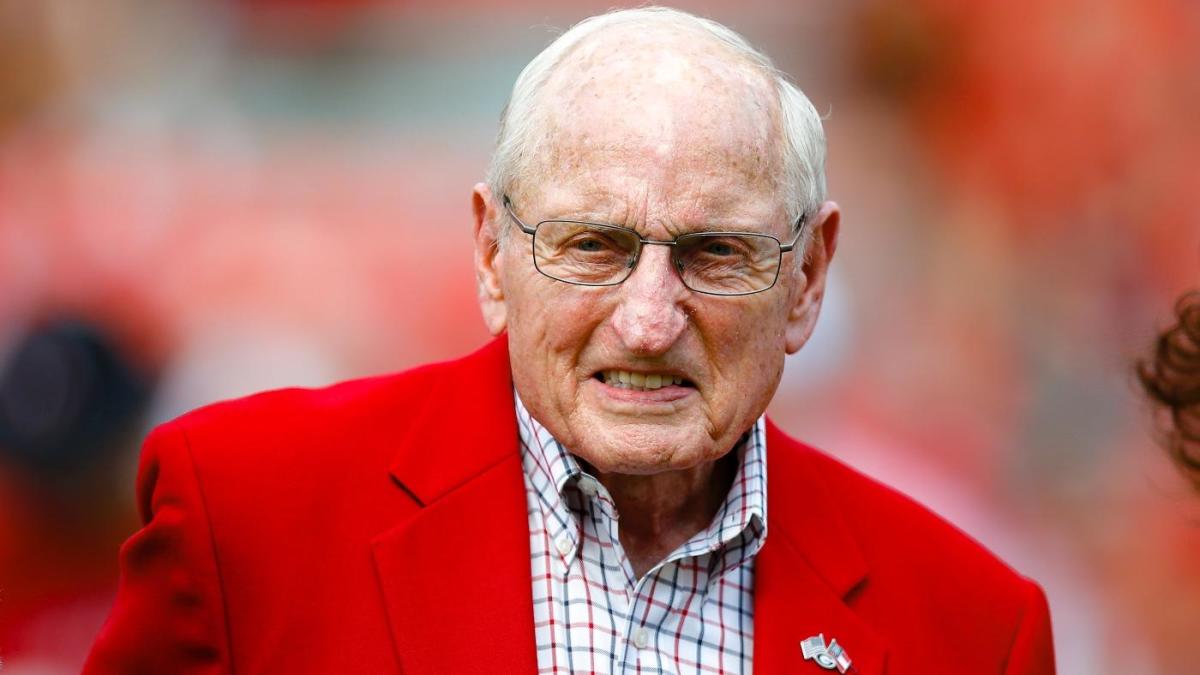 LOOK: Georgia to wear jersey patch honoring legendary Bulldogs coach Vince Dooley against Tennessee