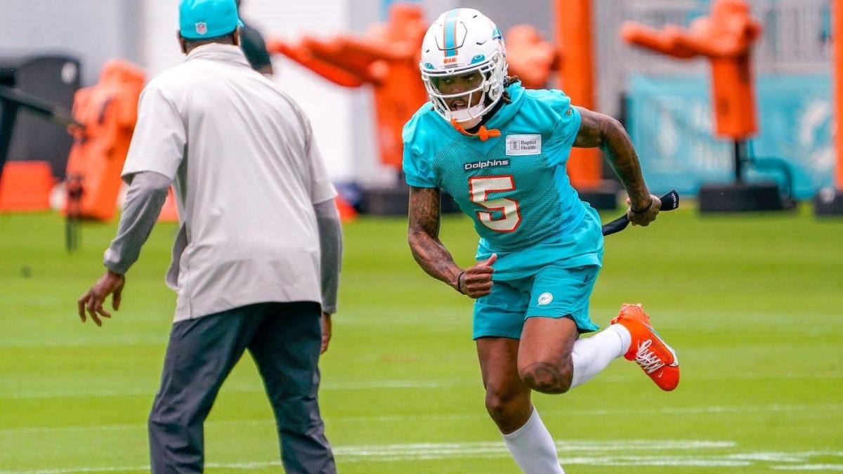 Dolphins' Jalen Ramsey carted to locker room with apparent knee injury in training camp, per report