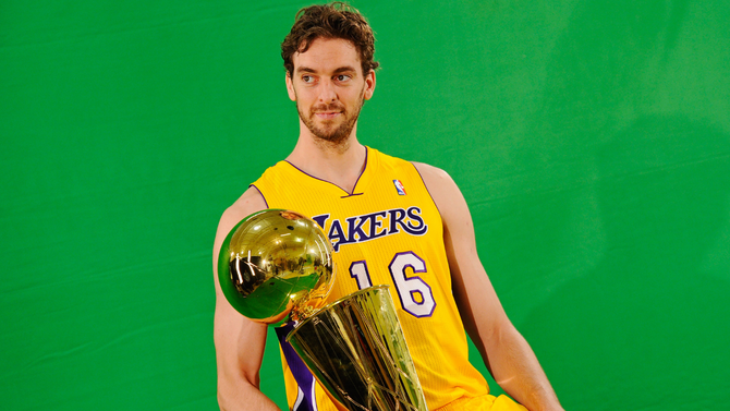 pau-gasol-trophy-getty.png