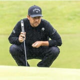 xander-schauffele-kneeling-japan-g.jpg