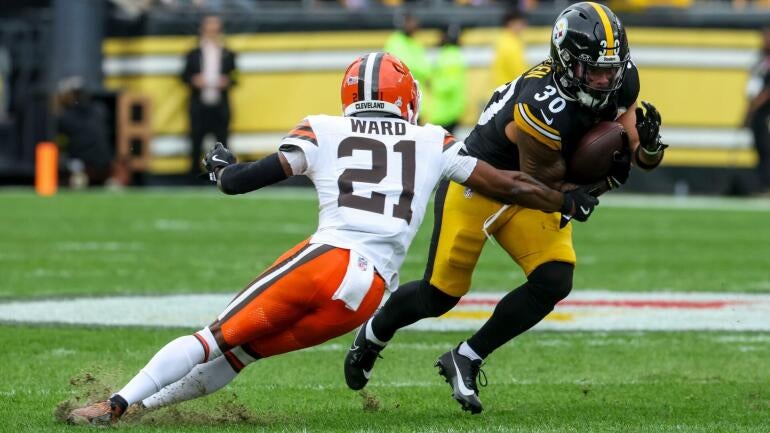 Jaylen Warren runs versus the Browns