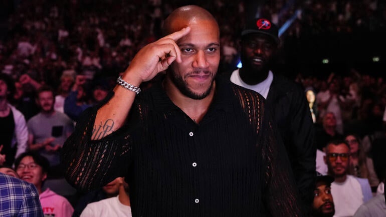 ciryl-gane-ringside.jpg