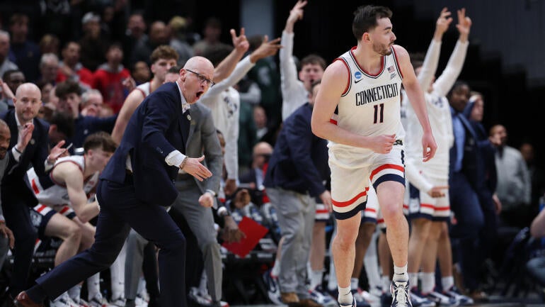 dan-hurley-alex-karaban-uconn.jpg
