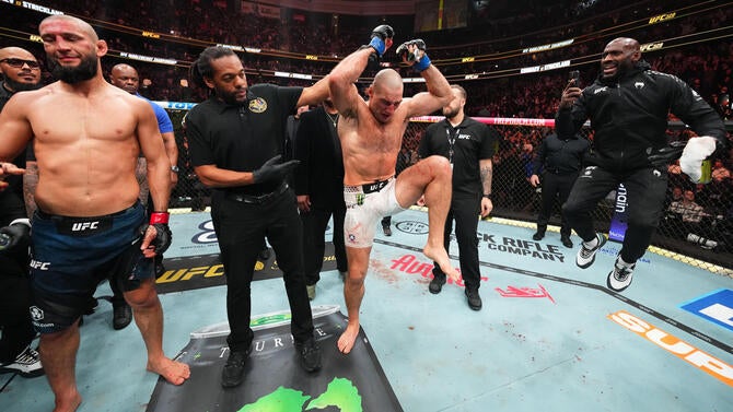 sean-strickland-khamzat-chimaev-ufc-328-getty.jpg