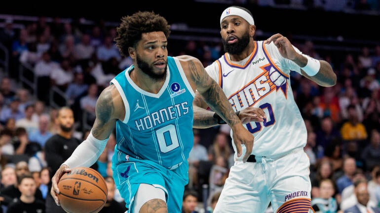 Phoenix Suns v Charlotte Hornets