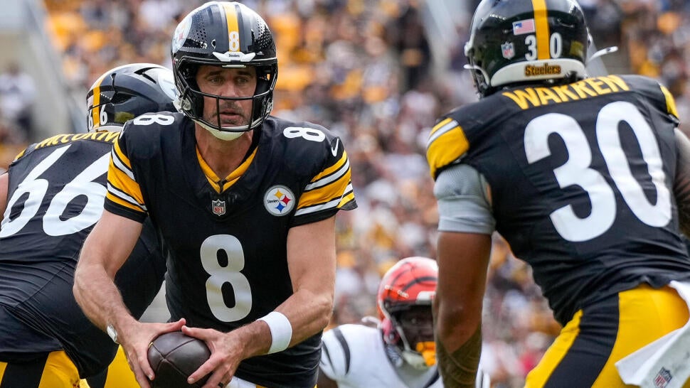 Pittsburgh Steelers quarterback Aaron Rodgers (8) fakes a hand off to running back Jaylen Warren (30) in the second quarter of
