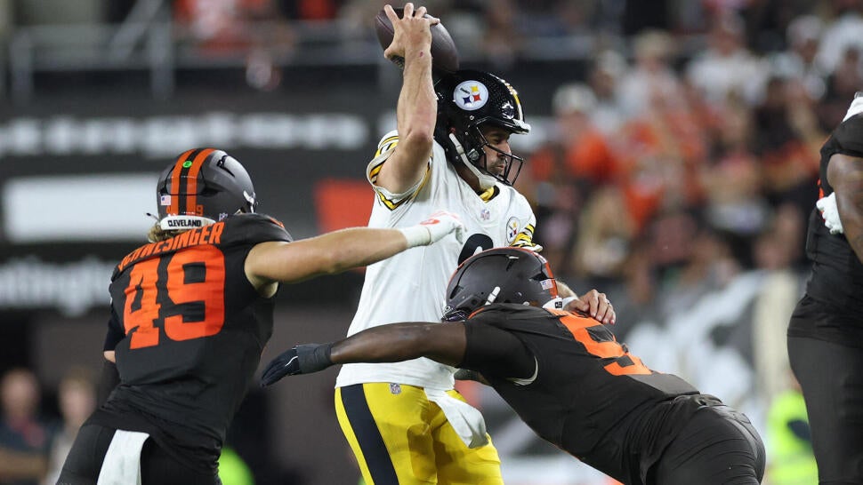Pittsburgh Steelers quarterback Aaron Rodgers (8) fakes a hand off to running back Jaylen Warren (30) in the second quarter of