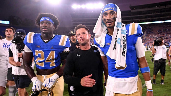 UCLA Bruins defeted the San Diego State Aztecs 28-10 to win a NCAA football game.