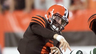 Baker Mayfield gives Jarvis Landry Bless 'Em t-shirt after