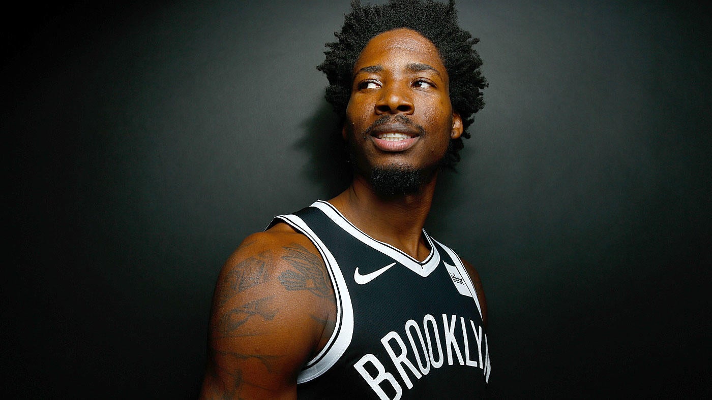 Los Angeles Lakers' Ed Davis goes to the hoop as New York Knicks' Cole  Aldrich defends during an NBA Basketball game, Thursday, March 12, 2015, in  Los Angeles. The Knicks won 101-94. (, image size:1400x788