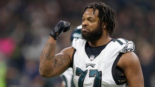 Michael Bennett told Patriots he'll be in the locker room for the