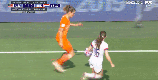 lavelle-tackle.gif
