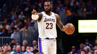 LeBron James Gets Away With Blatant Travel In Lakers/Jazz Game