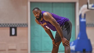 LeBron to wear finger sleeve to honor Kobe in resumed season