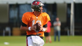 Brady feels at home during scrimmage in Buccaneers stadium