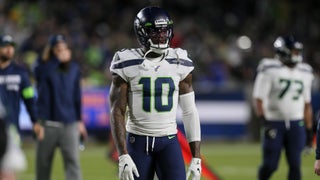 Los Angeles, CA, USA. 11th Nov, 2018. Seattle Seahawks outside linebacker Shaquem  Griffin (49) and Seattle Seahawks cornerback Shaquill Griffin (26) show off  their grills during the NFL Seattle Seahawks vs Los