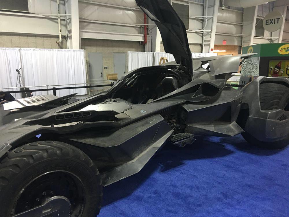 Here's Your First Look at Batman v Superman's Batmobile