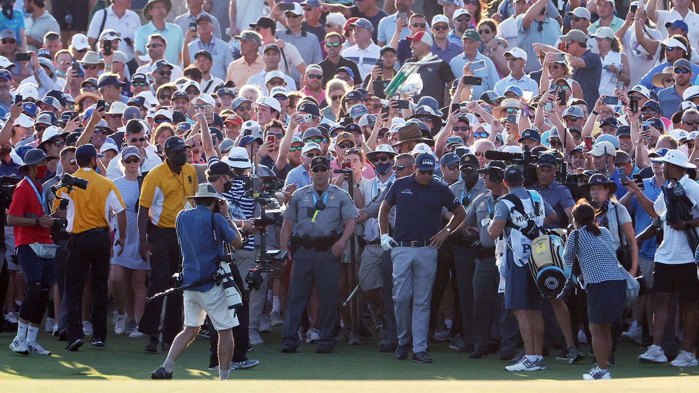 fans-phil-mickelson-2021-pga-getty.jpg