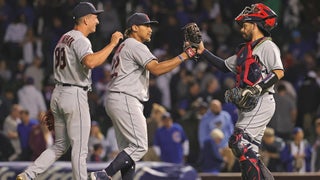 CHC@SF Gm4: Baez drops his gum, recovers to catch it 