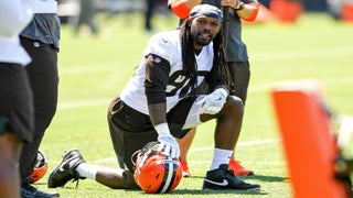 Cleveland Browns running back Kevin Mack carries the football during  News Photo - Getty Images