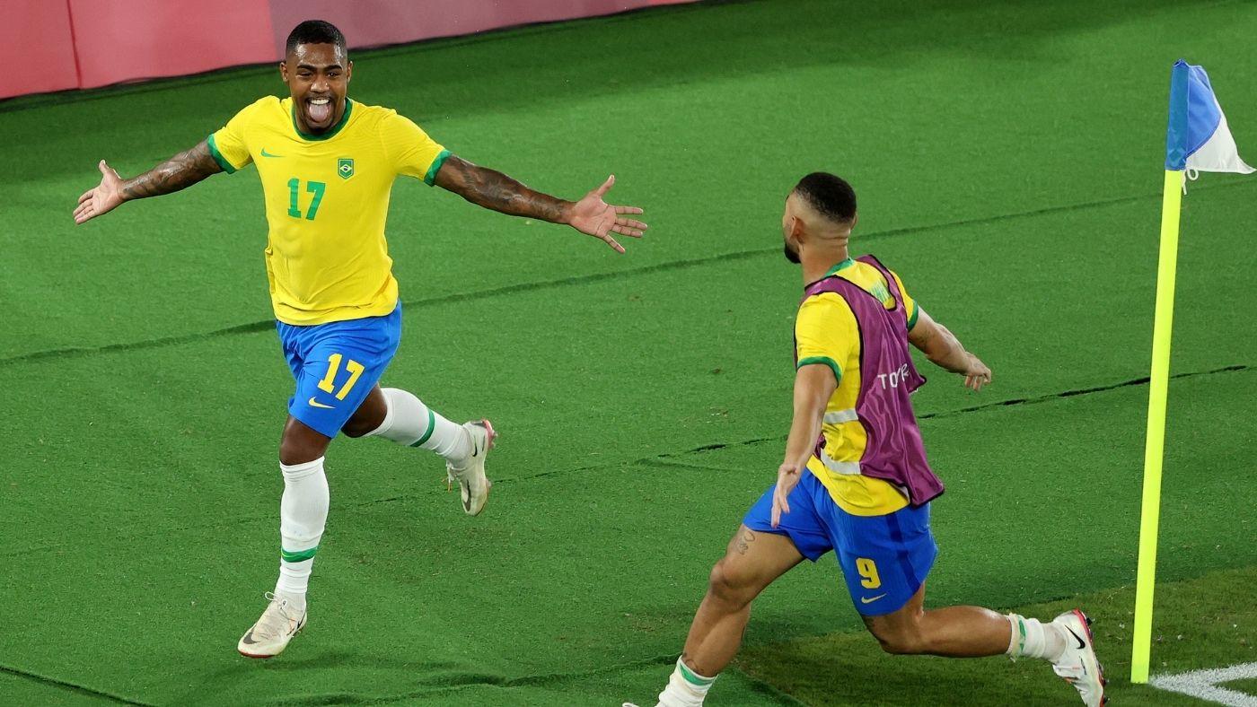 Brazilian Ronaldinho Gaucho celebrates after scoring a penalty News  Photo - Getty Images