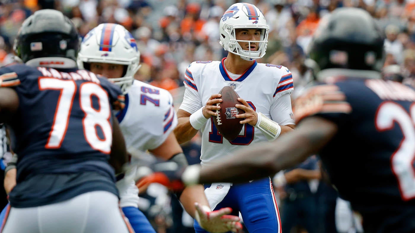 CHICAGO, IL - AUGUST 21: Buffalo Bills quarterback Mitchell Trubisky (10)  points down field during a preseason game between the Chicago Bears and the Buffalo  Bills on August 21, 2021 at Soldier