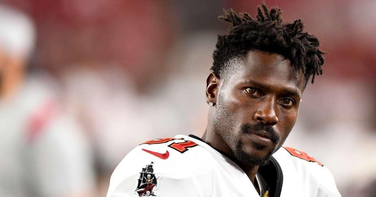 antonio-brown-kicked-out-buccaneers-players-fight-titans-chris-j-20112424