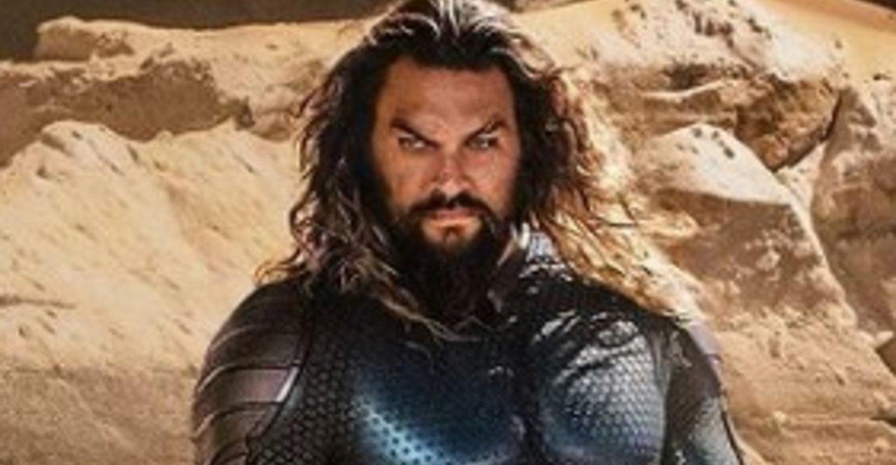 Video Of Aquaman S Jason Momoa Passing Out Water On Airplane Goes Viral Flipboard