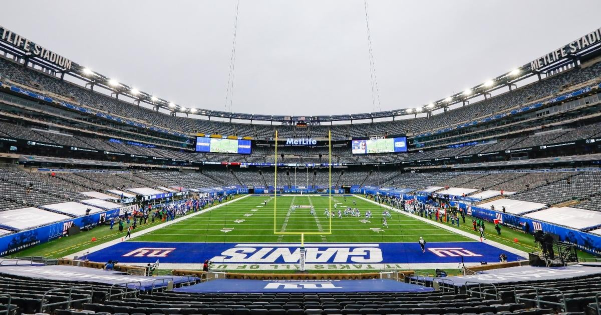 new-york-fans-discover-maggots-served-hot-dog