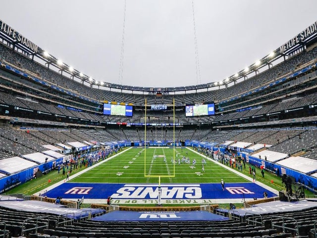 New York Giants Fan Discovers Maggots Served With Hot Dog