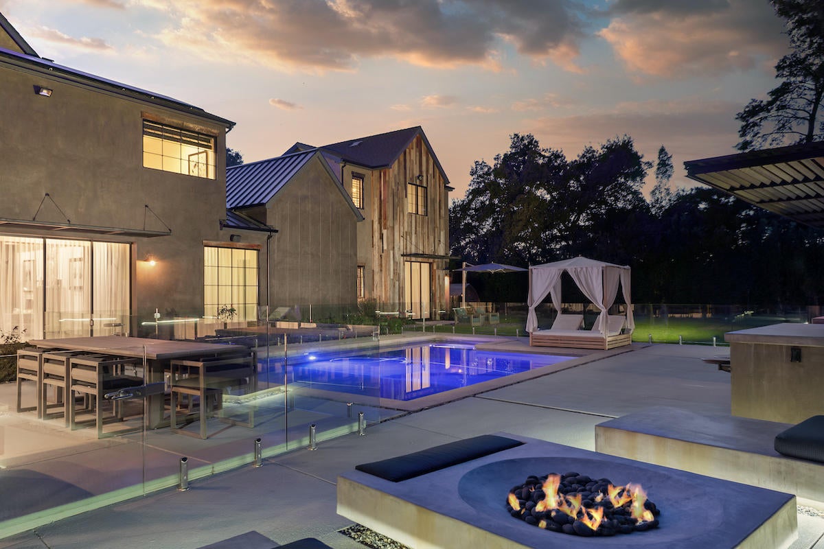 kelly-clarkson-encino-house.jpg kelly-clarkson-encino-house.jpg