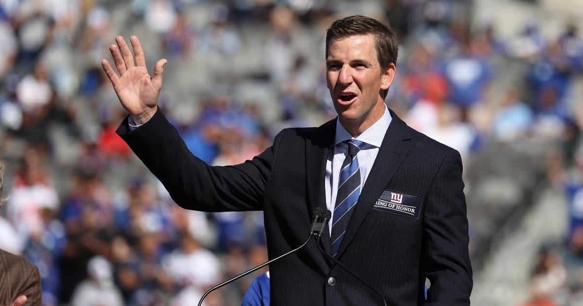 eli-manning-gives-nsfw-gesture-monday-night-football-broadcast